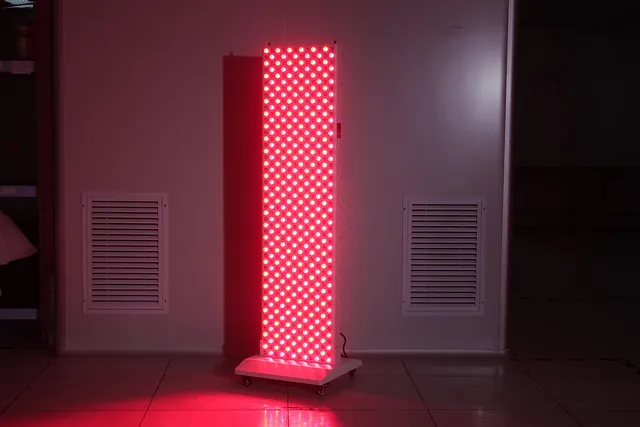 Baksiden av enheten med flere kjølevifter og ventilasjonsåpninger.