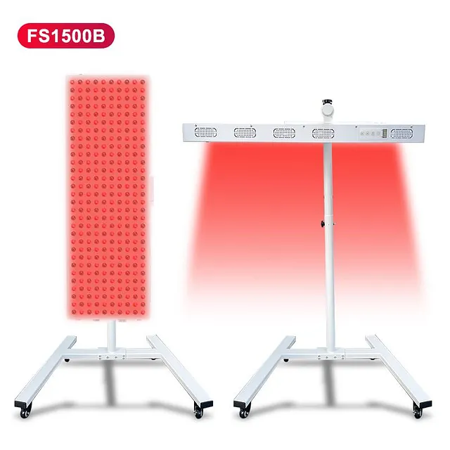 To ulike fullkropps lysterapisystemer på stativ med hjul, begge med rødt lys og justerbar høyde.