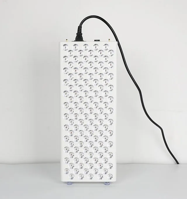 Frontbilde av hvitt lysterapipanel med 120 LED-lys koblet til strømledning.