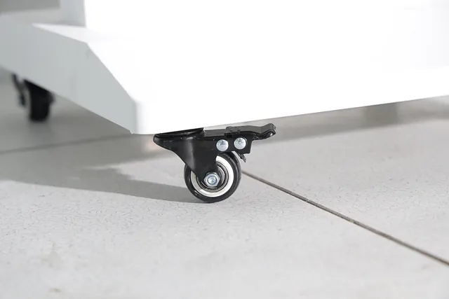 Nærbilde av låsbar hjulbase på lysterapipanel for enkel mobilitet.