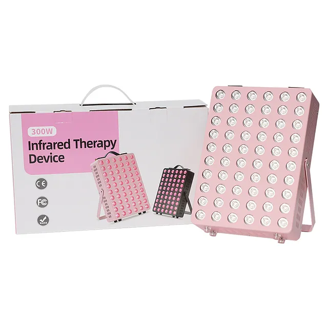 Rosa lysterapilampe plassert foran produkteske merket "Infrared Therapy Device".