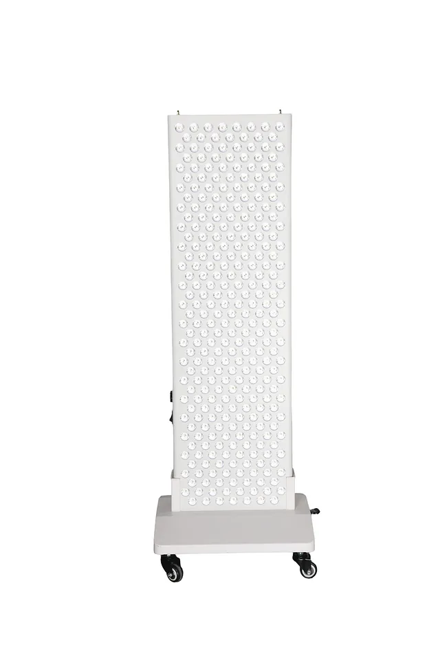 Frontvisning av lysterapipanel med 300 LED-pærer montert på rullestativ.