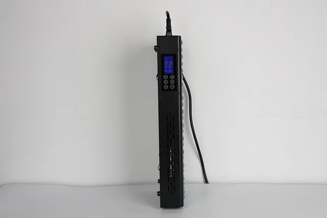 Sidevisning av svart lysterapipanel med digitalt display og strømledning tilkoblet.