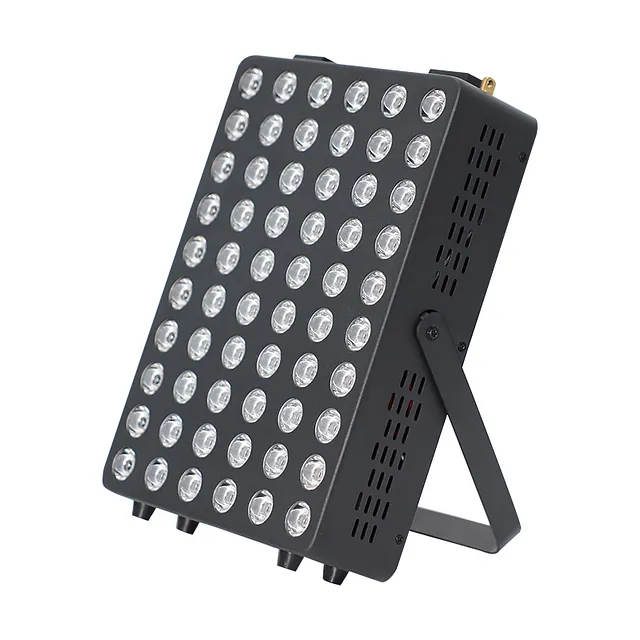 Svart lysterapilampe med støtteben og ventilasjonshull på siden.