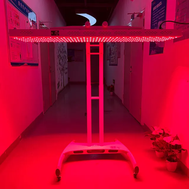 Overhengende lysterapienhet i bruk i korridor med sterkt rødt lys.