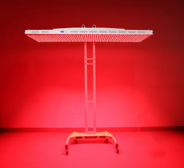 Overhengende lysterapipanel med intens rødbelysning rettet mot gulvet.