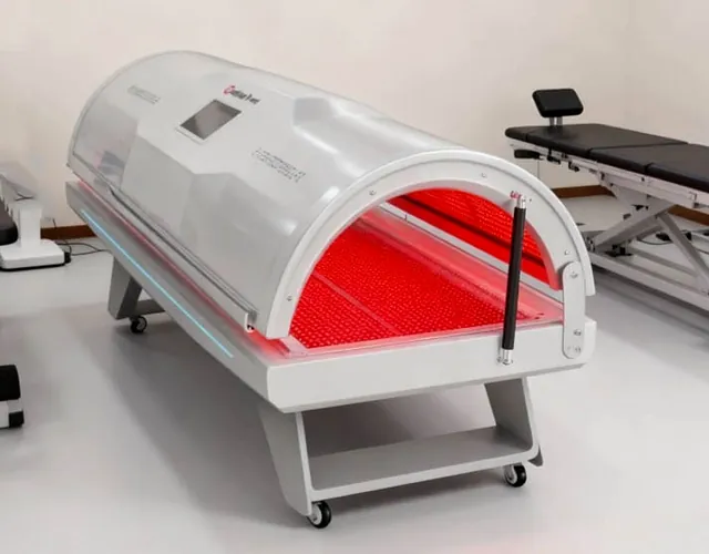 Rødlysseng plassert i behandlingsrom