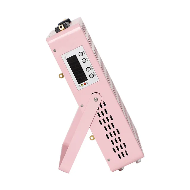 Sidevisning av rosa lysterapilampe med støtteben og display med knapper.